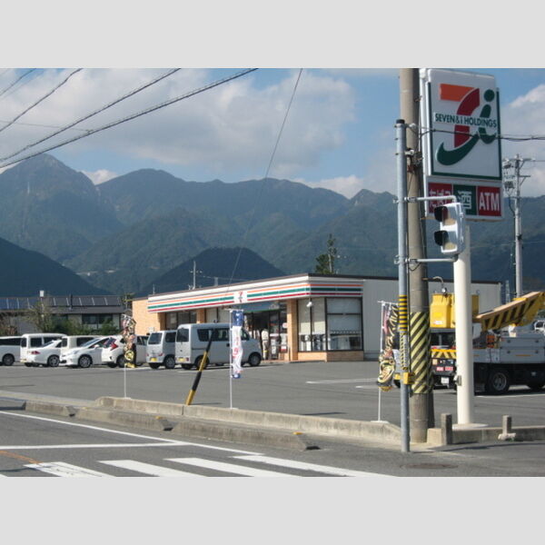 現地周辺 (コンビニ)