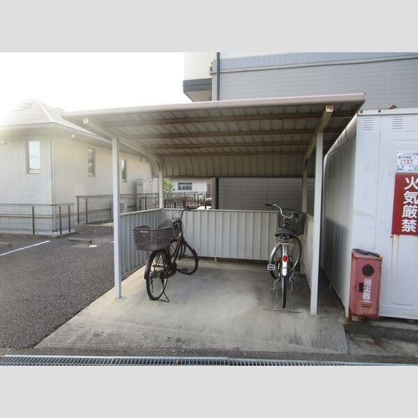 現地周辺 (駐輪場)