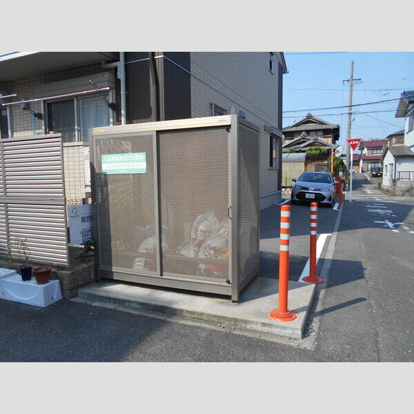 現地周辺 (ゴミ庫)