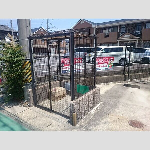 現地周辺 (専用ごみ置場)