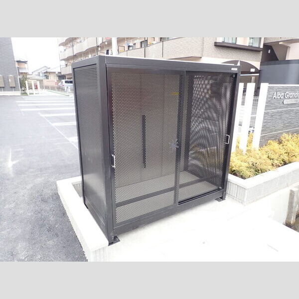 現地周辺 (ごみ置き場)