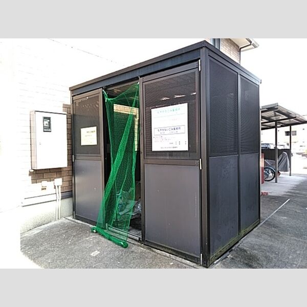 現地周辺 (ゴミ庫)