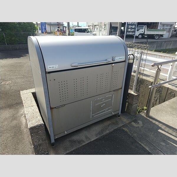 現地周辺 (専用ごみ置場)