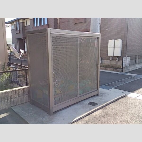 現地周辺 (専用ごみ置場)