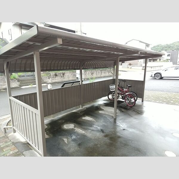 現地周辺 (駐輪場)