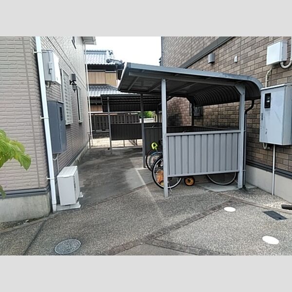 現地周辺 (駐輪場)