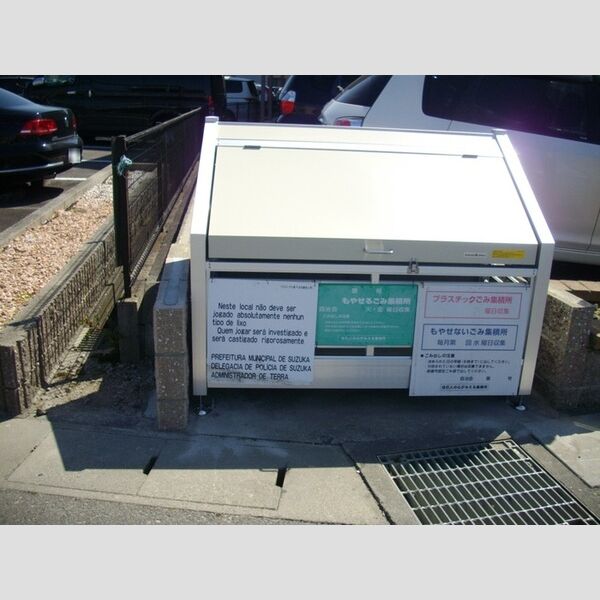 現地周辺 (専用ごみ置き場)