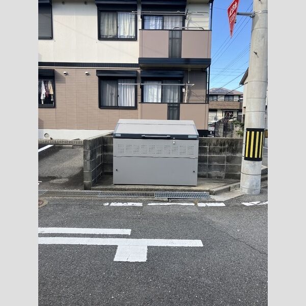 現地周辺 (ゴミ庫)