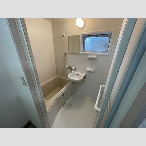 バス (窓付きの浴室)