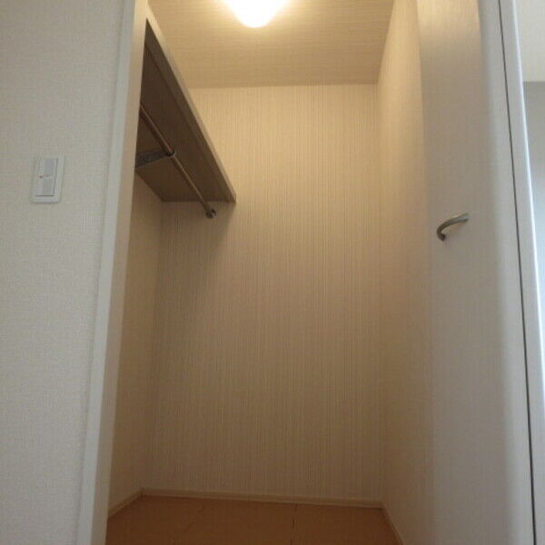 収納 (洋間収納)