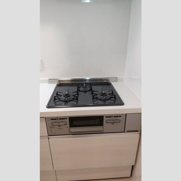 キッチン (3口コンロ)