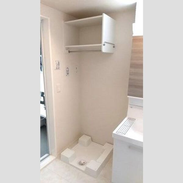 洗面所 (洗面所収納ボックスと洗濯パン)