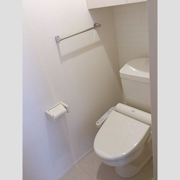 トイレ (上部に扉付きの棚を備えています)