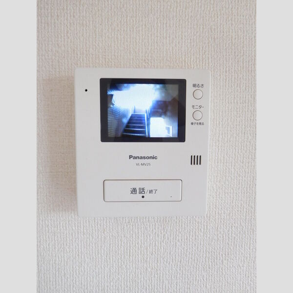 その他設備 (玄関ドアをあけなくても訪問者の顔を確認できるTVモニターホン付きです。)