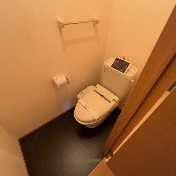 トイレ (トイレ)