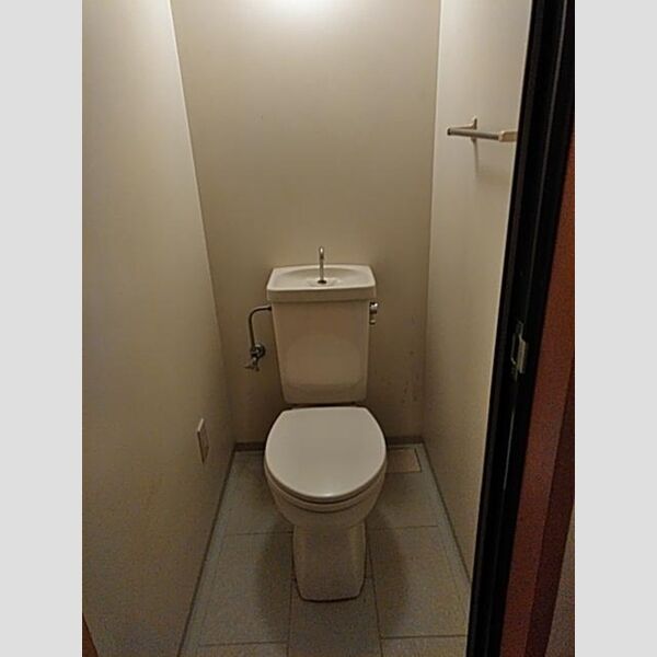 トイレ (トイレ)