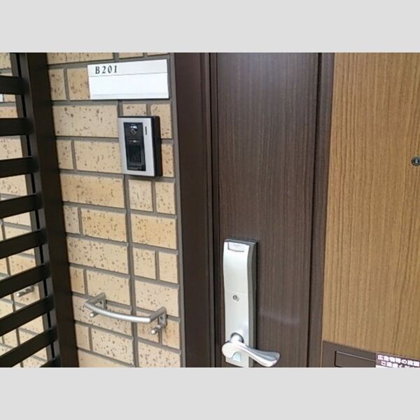玄関 (カードキー、モニタ付インターホン)