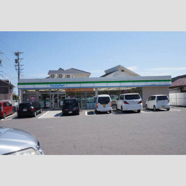 現地周辺 (コンビニ(ファミリーマート津久居中町店))