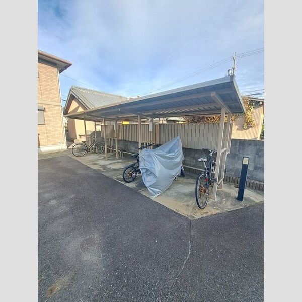 現地周辺 (駐輪場)