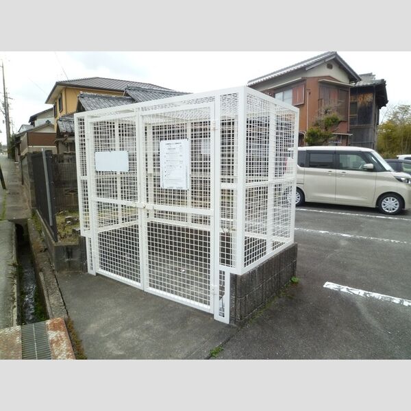 現地周辺 (ゴミ置場)