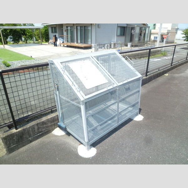 現地周辺 (ゴミ置場)
