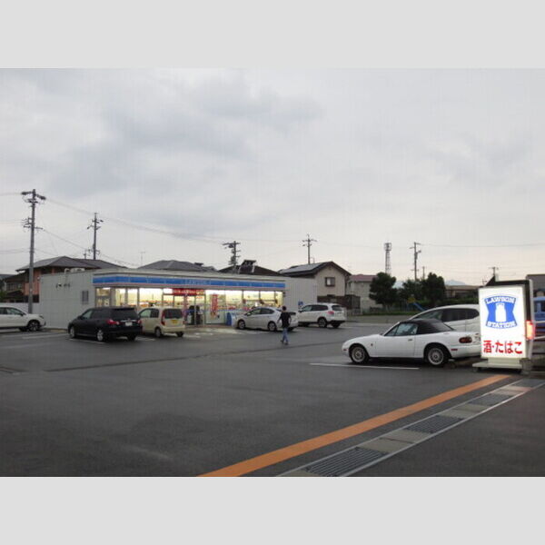 現地周辺 (コンビニ「ローソン松阪大津町店」まで徒歩8分(約600m))