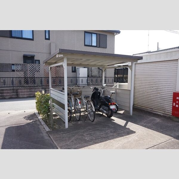 現地周辺 (駐輪場)