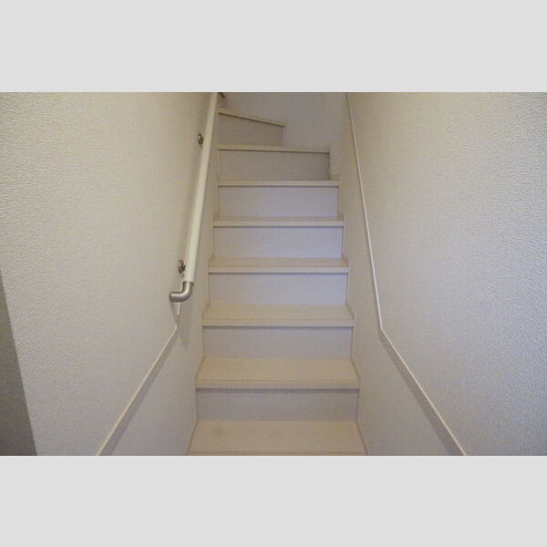 その他 (PROUD桔梗が丘　C201　室内階段)