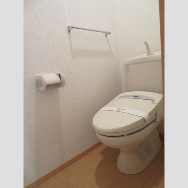 トイレ (温水洗浄便座が付いています)