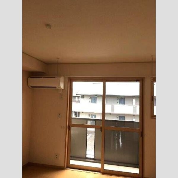 その他設備 (室内物干し竿・エアコン)