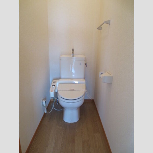 トイレ (温水洗浄便座付です)