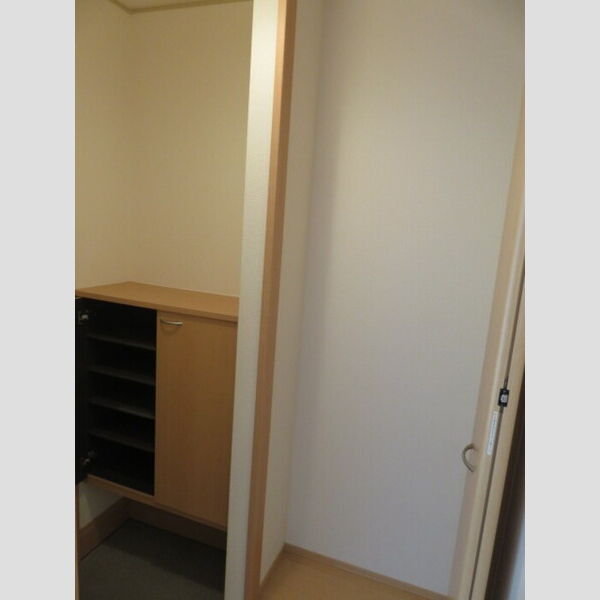 玄関 (シューズボックス。玄関収納)