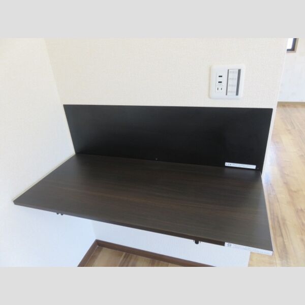 その他 (ワークデスク、USBコンセント)