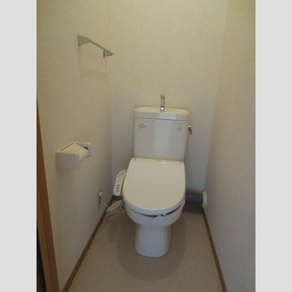 トイレ (温水洗浄暖房便座が付いています)