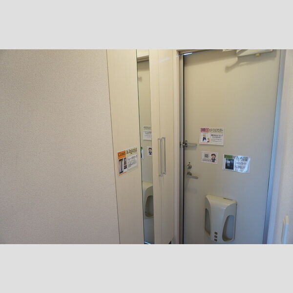 玄関 (エスポワール　A102　玄関収納(大型鏡付!))