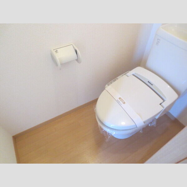 トイレ (温水洗浄暖房便座です)