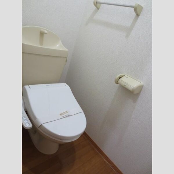 トイレ (温水洗浄便座が付いています)