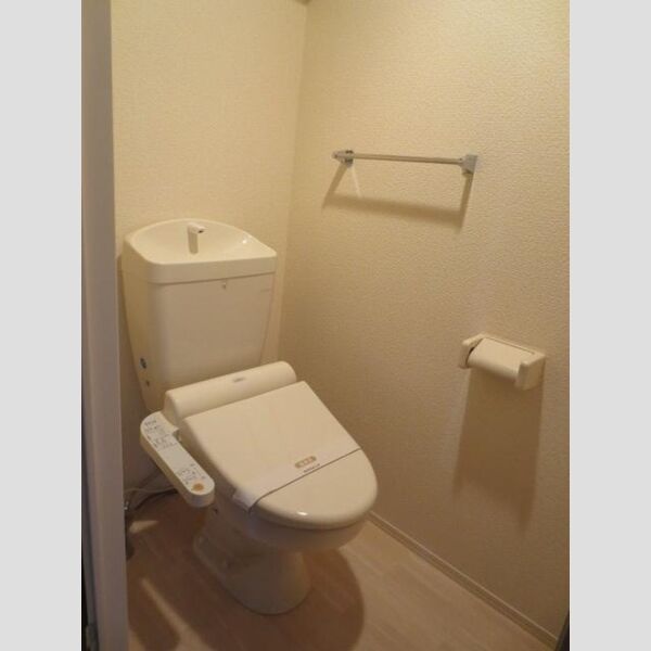 トイレ (温水洗浄便座が付いています)