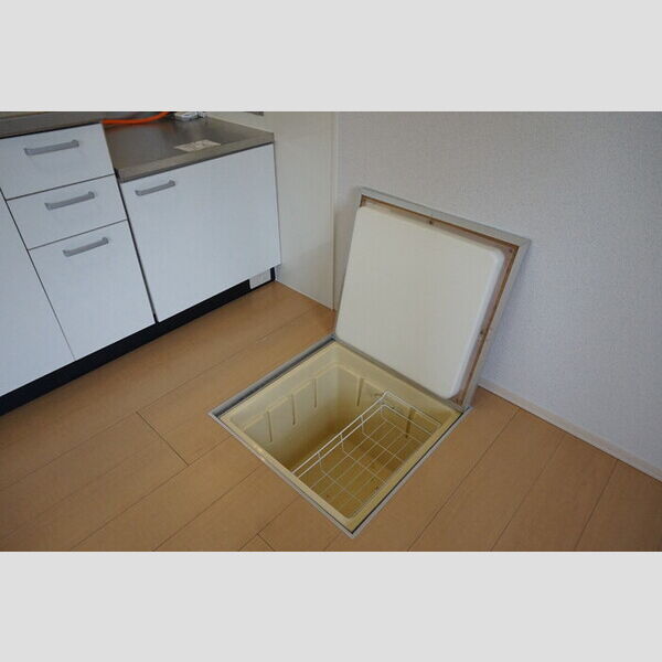 収納 (床下収納です)