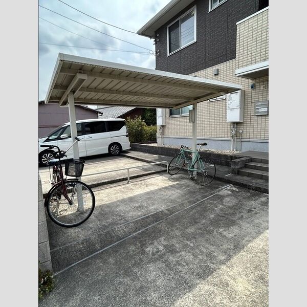 現地周辺 (駐輪場)