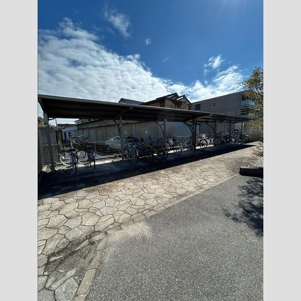 現地周辺 (駐輪場)