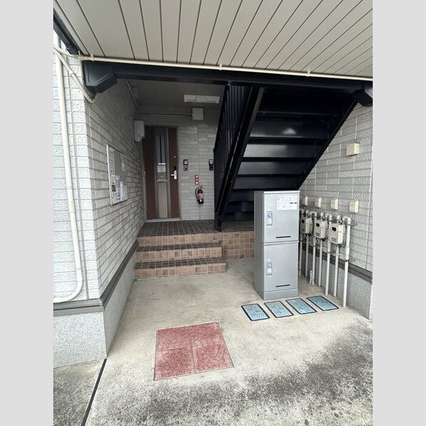 エントランス (共用廊下~宅配ボックス~共用階段)