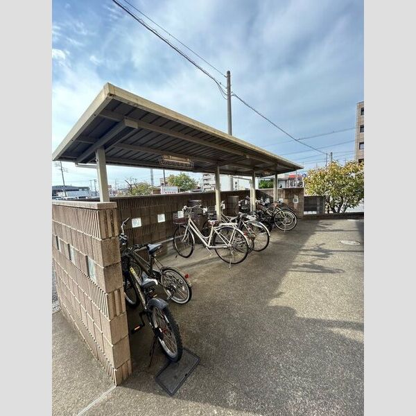 現地周辺 (駐輪場)