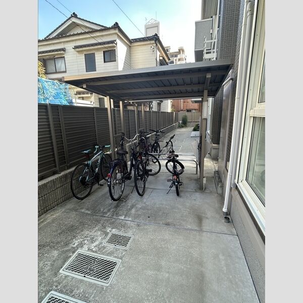現地周辺 (駐輪場)