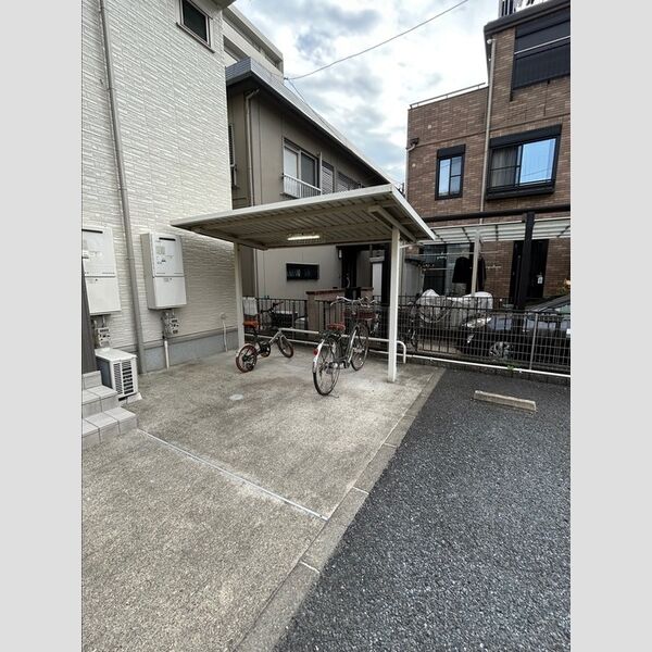 現地周辺 (駐輪場)