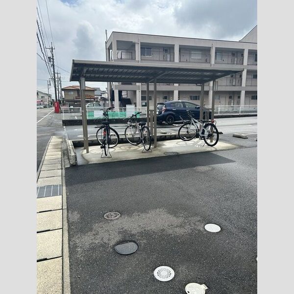 現地周辺 (駐輪場)