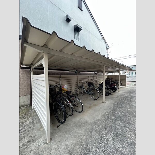 現地周辺 (駐輪場)