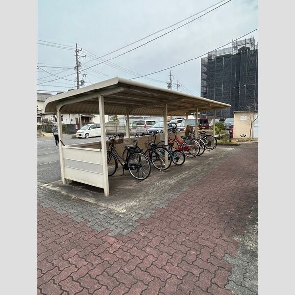 現地周辺 (駐輪場)