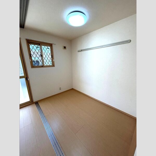 その他 (南側洋室)