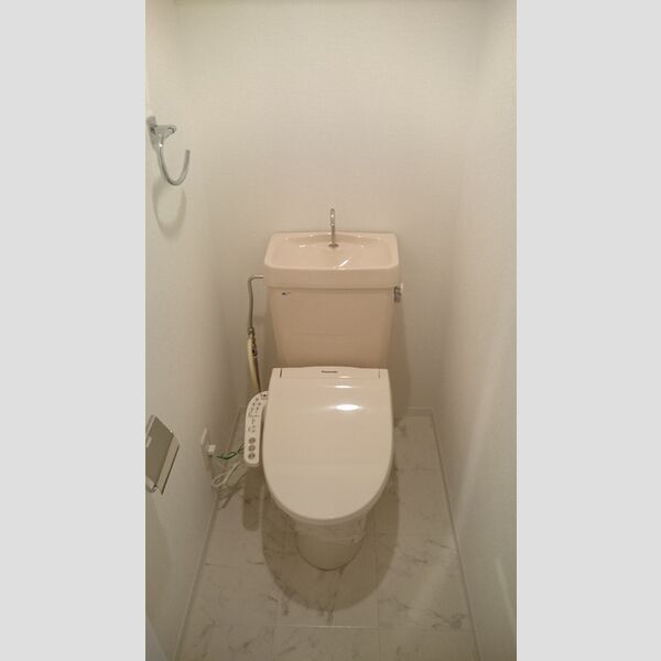 トイレ (温水洗浄暖房便座付きトイレ♬)